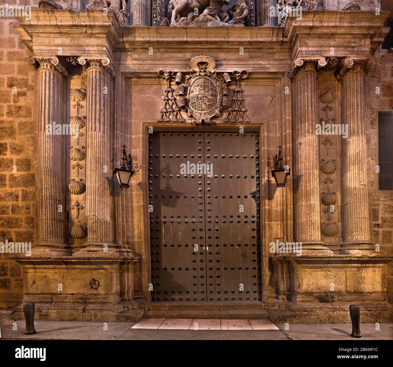 Portico principale de la Iglesia de Santiago (Almería, Andalucía, España) Foto Stock