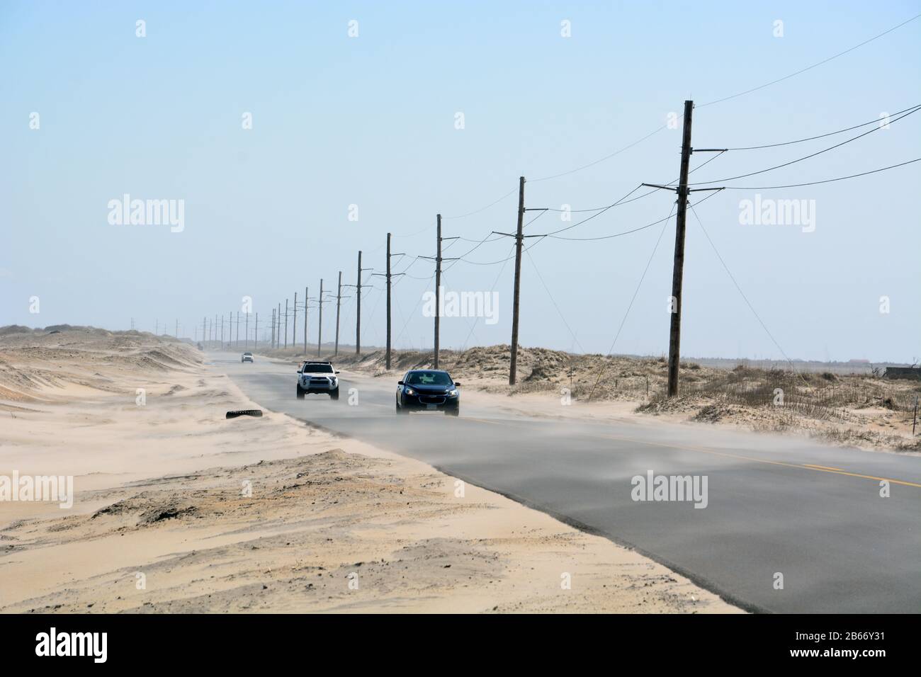 La sabbia attraversa l'autostrada 12 su Cape Hatteras National Seashore sulle rive Esterne del North Carolina. Foto Stock