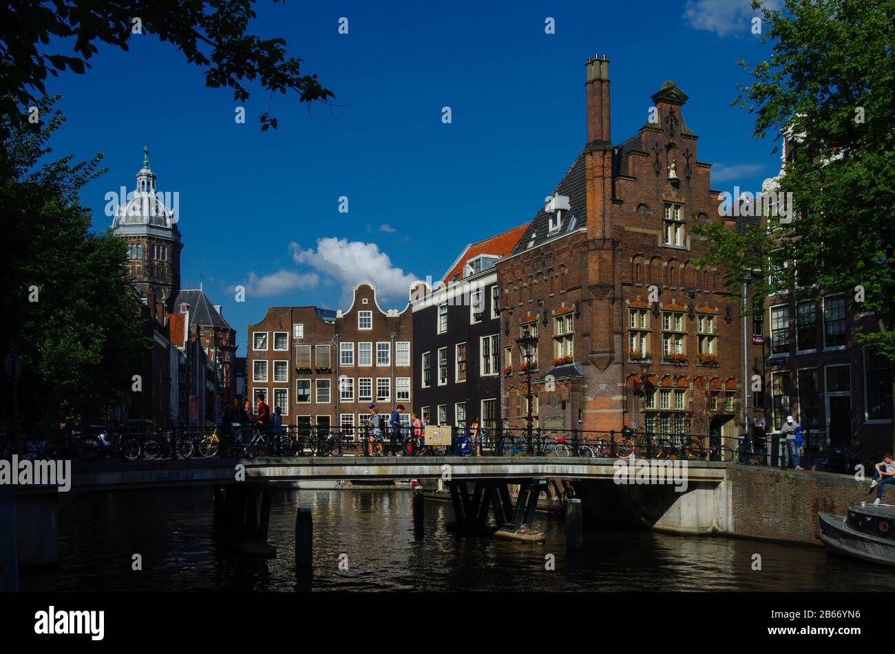 Paesaggio urbano con una chiesa con cupola e una vecchia casa con mattoni arancioni / Basilica di San Nicola - Sint Nicolaaskerk - Paesi Bassi, Europa. Foto Stock