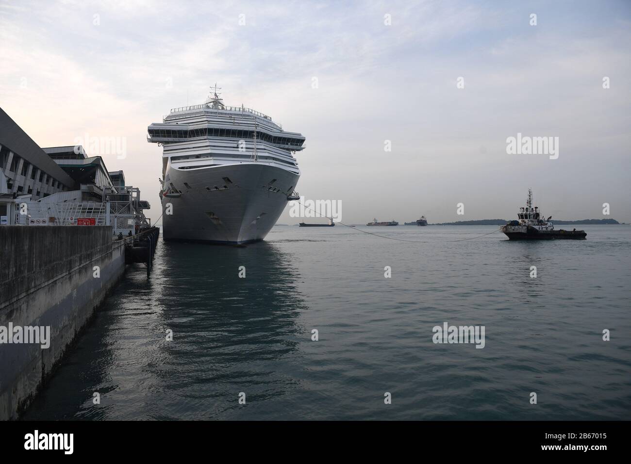 (200310) -- SINGAPORE, 10 marzo 2020 (Xinhua) -- la nave da crociera italiana Costa Fortuna ormeggia al Marina Bay Cruise Centre di Singapore il 10 marzo 2020. Costa Fortuna è stata allontanata dai porti in Thailandia e Malesia durante la sua recente crociera. Singapore è il porto di casa della Costa Fortuna, che ha lasciato per l'attuale crociera da Singapore il 3 marzo. (Xinhua/Then Chih Wey) Foto Stock