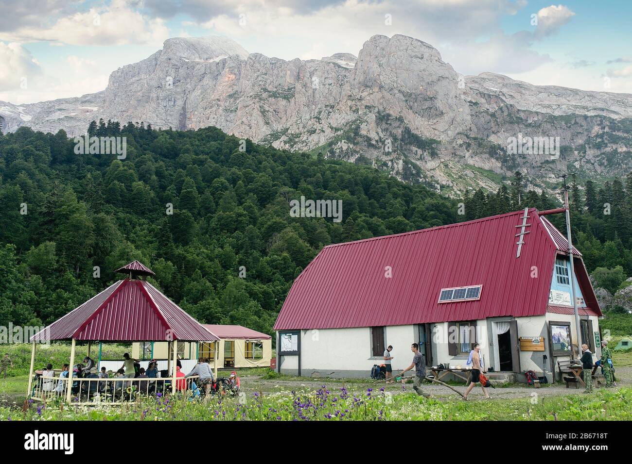 14 luglio 2016, FISHT CAMPING SHELTER, Lago-Naki plateau, REPUBBLICA DI ADYGEA, RUSSIA: Rifugio turistico con case in montagna caucasica Foto Stock