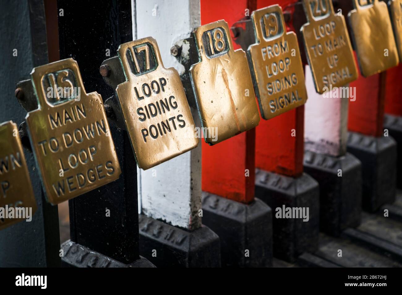 Indicatori puntati in una scatola di segnali tradizionale al Beamish Open Air Museum, County Durham, Inghilterra Foto Stock