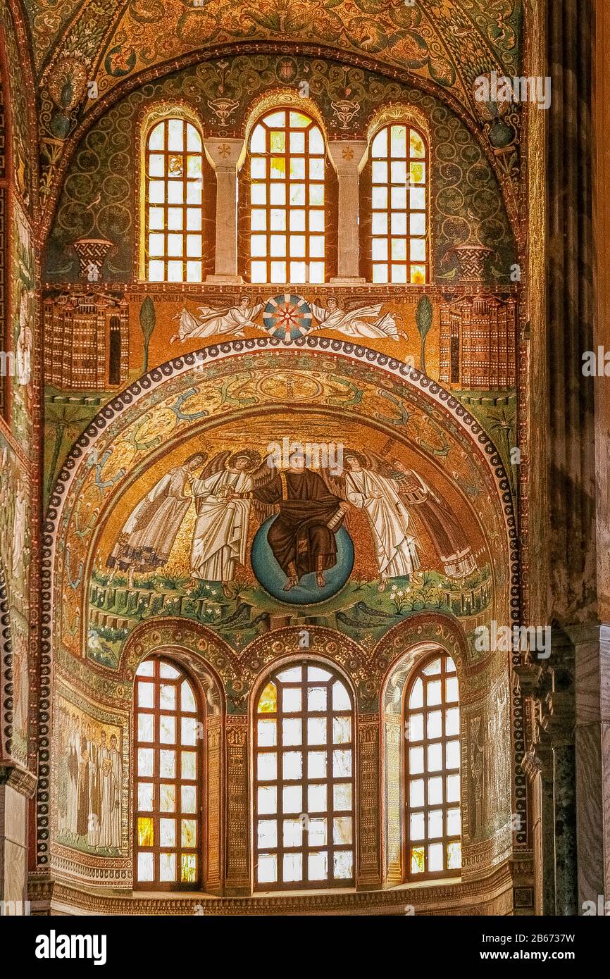 Italia Emilia Romagna Ravenna - Basilica di San vitale - Mosaico Cristo Pantocratore, seduto su un globo blu, tra due arcangeli con il rotolo di sette sigilli in una mano, mentre con l'altra tiene la corona trionfale a San vitale Foto Stock