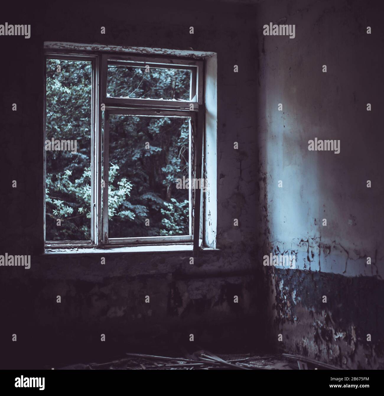 Defocus horror halloween sfondo. Camera oscura in un edificio abbandonato in rovina. Luce da una finestra con vetro rotto. Foto Stock