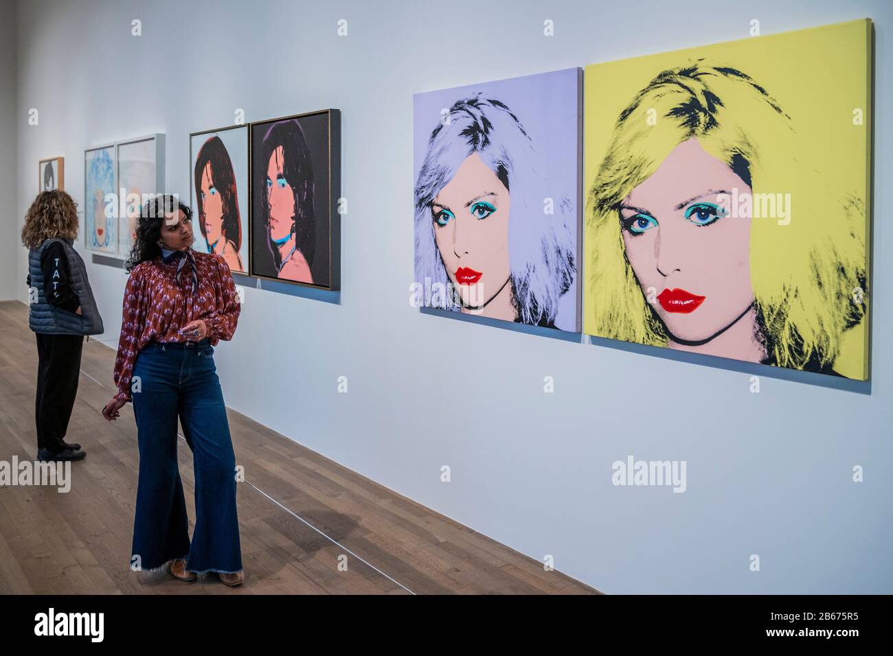 Londra, Regno Unito. 10th Mar, 2020. Debbie Harry, Mick Jagger e altri ritratti - esposizione di Andy Warhol alla Tate Modern. Questa nuova mostra - la prima in galleria da quasi 20 anni - offre una rara visione personale di come Warhol e il suo lavoro hanno segnato un periodo di trasformazione culturale. Oltre alle sue famose immagini pop di Marilyn Monroe, Coca-Cola e Campbell's Soup Cans, la mostra presenta un'opera mai vista prima nel Regno Unito, tra cui il più grande gruppo mai visto della serie di Signore e Signori di Warhol. Credito: Guy Bell/Alamy Live News Foto Stock