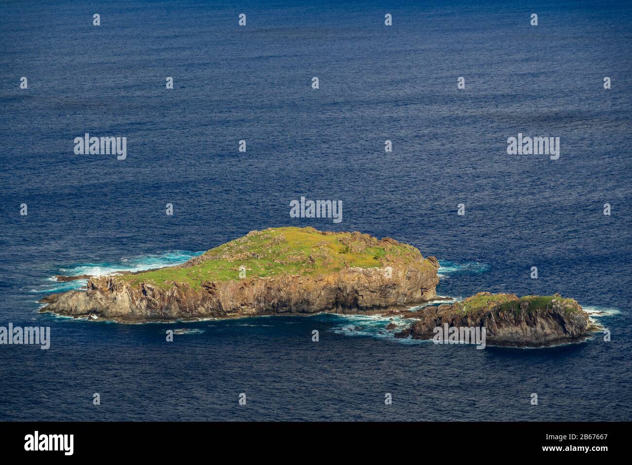 Isola di Tangata matu nel mezzo del vasto oceano Pacifico Foto Stock