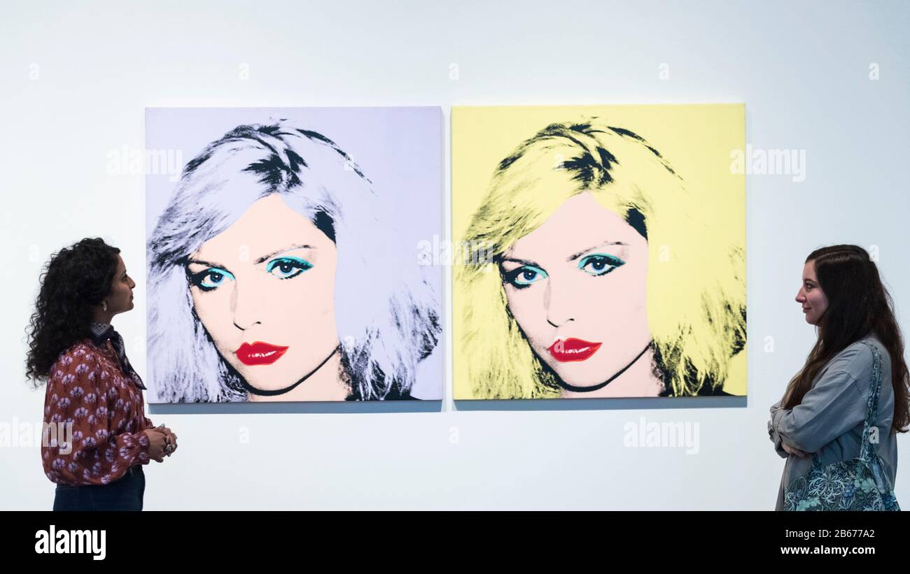 Londra, Regno Unito. 10 Marzo 2020. I membri del personale si posano accanto a 'Debbie Harry', 1980, da Andy Warhol. Anteprima di 'Andy Warhol', una retrospettiva di oltre 100 opere di uno degli artisti più riconoscibili della fine del 20th secolo. La mostra si svolge dal 12 marzo al 6 settembre 2020 presso la Tate Modern. Credito: Stephen Chung / Alamy Live News Foto Stock