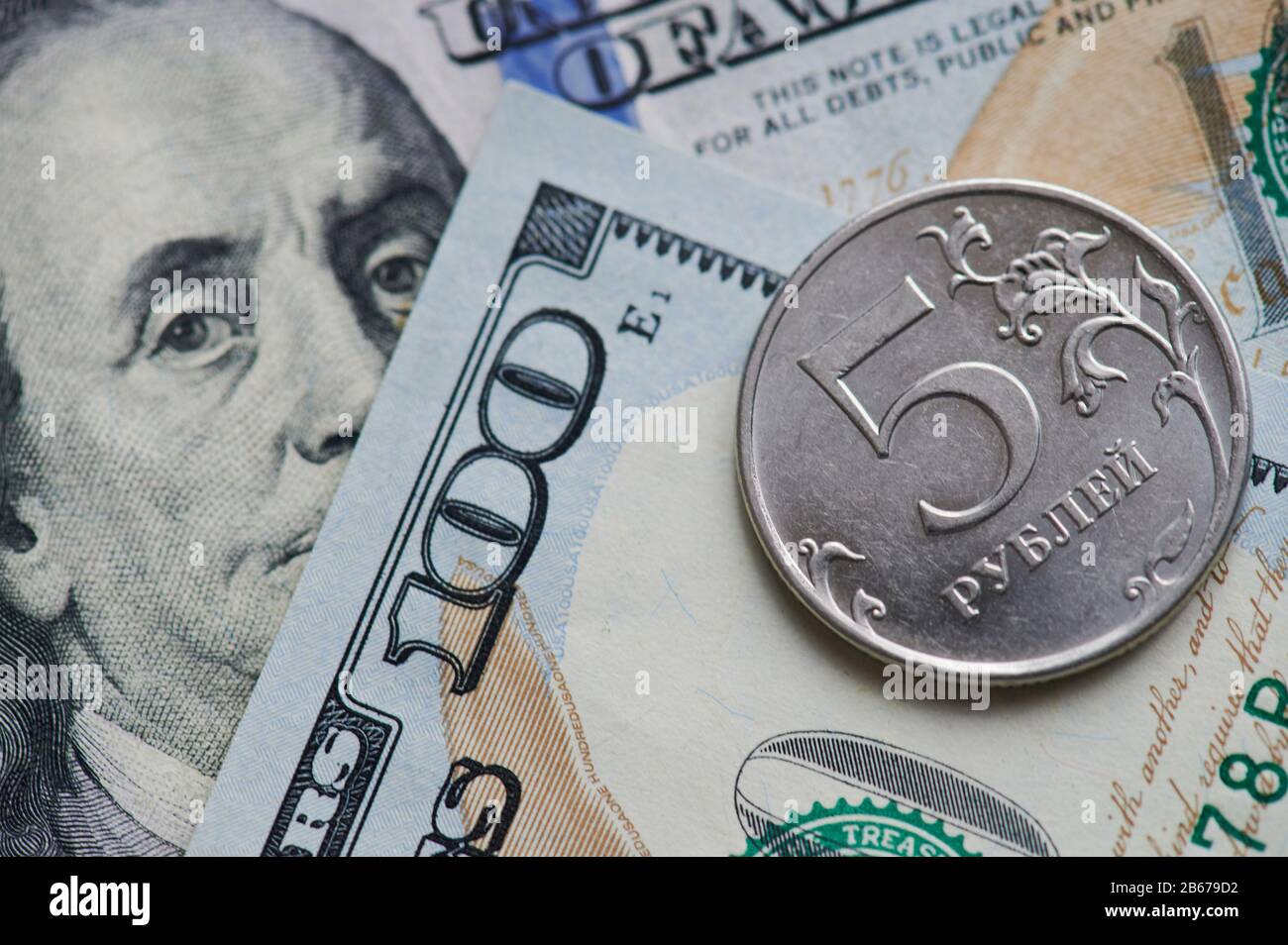 Cinque moneta rublo russa sullo sfondo del dollaro primo piano Foto Stock