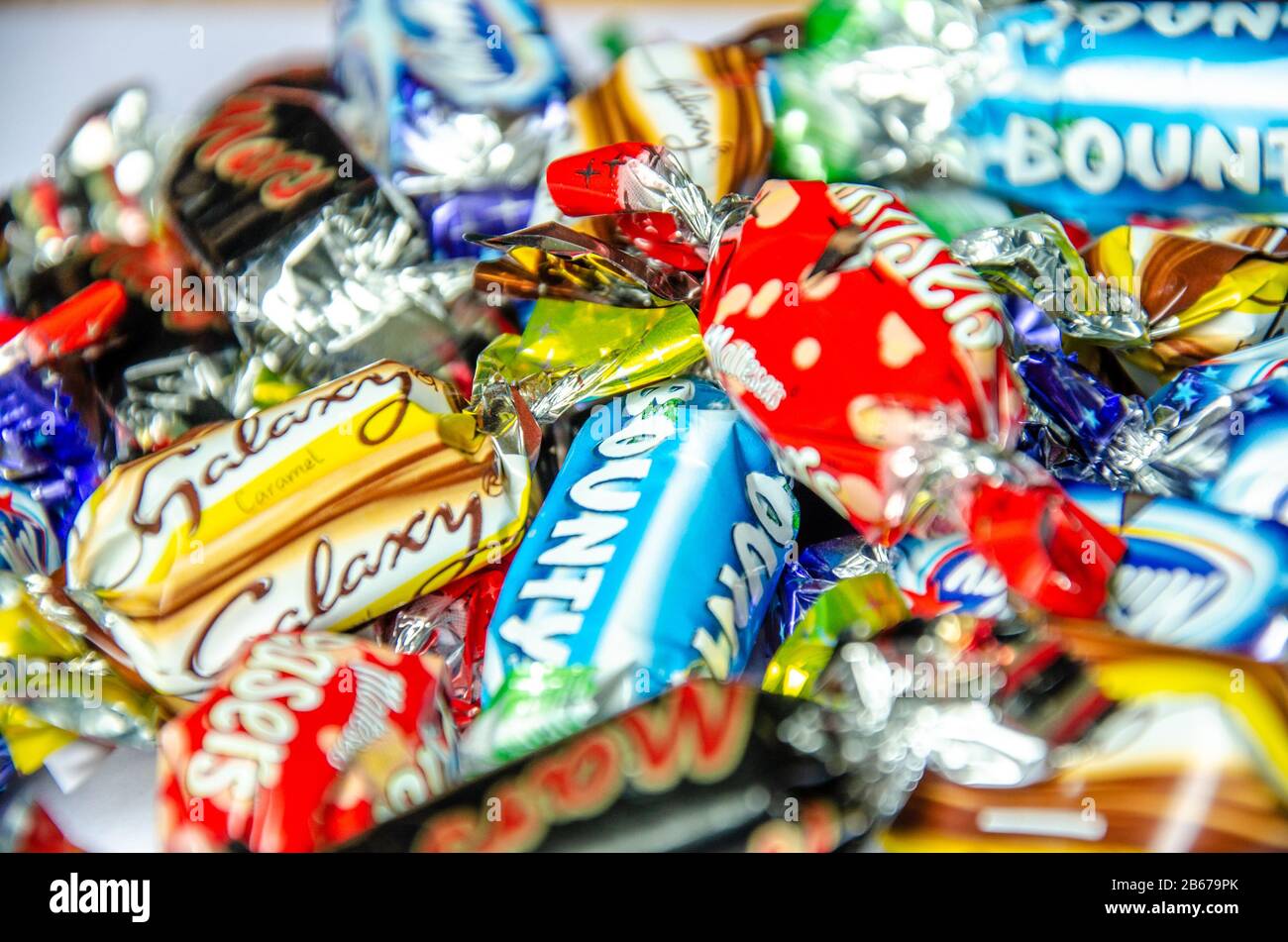 Vista ravvicinata dei cioccolatini in miniatura delle feste di Marte. Gustosi ma calorici, dolci da ingrasso. Foto Stock