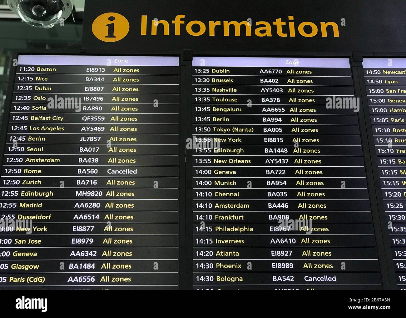 Il cartello informativo passeggeri del Terminal 5 parte all'aeroporto di Heathrow come British Airways ha annunciato di aver cancellato tutti i voli da e per l'Italia che erano in programma oggi. Foto Stock