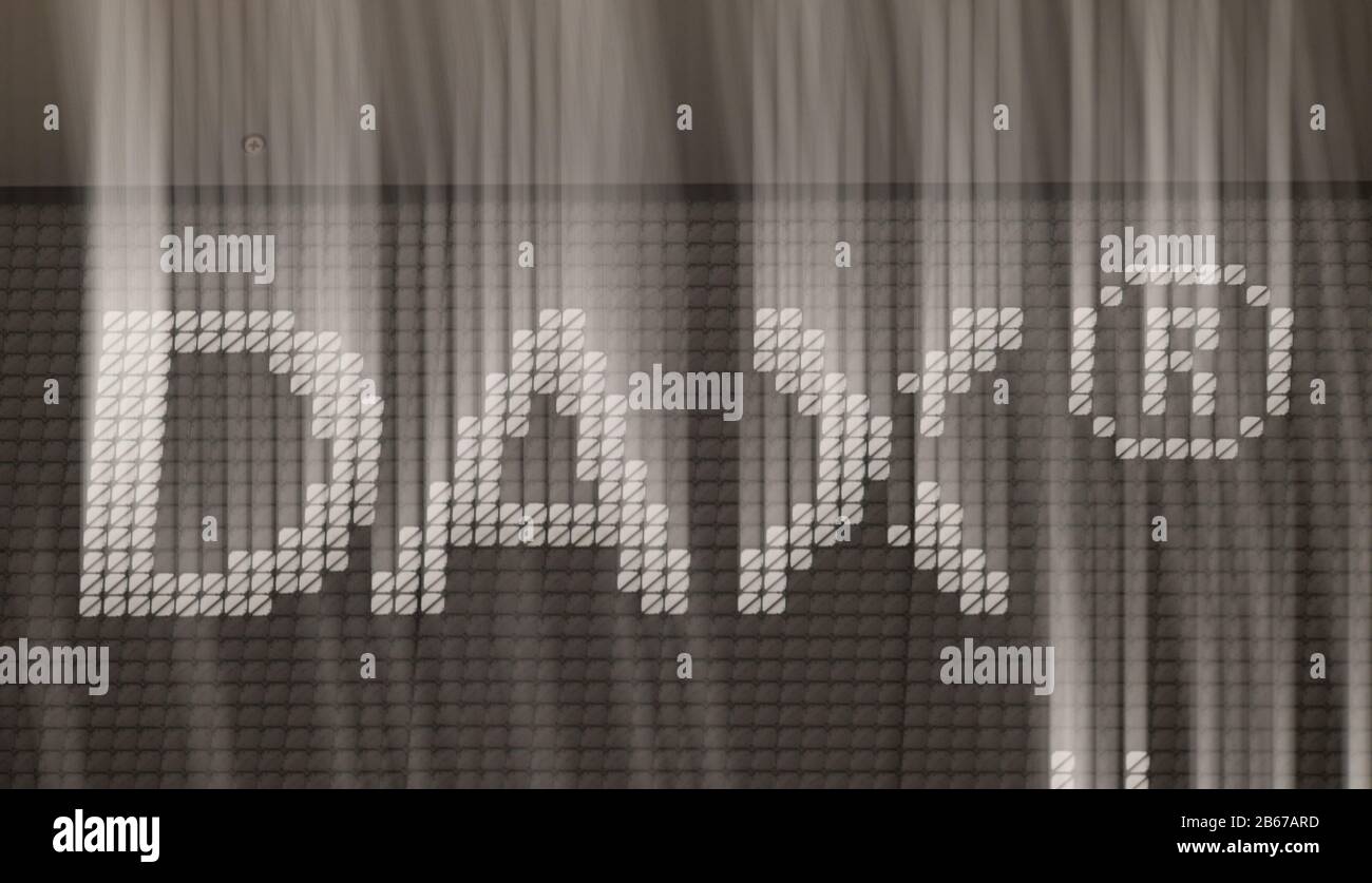 10 marzo 2020, Hessen, Francoforte sul meno: La parola 'max' è scritta su una lavagna nella sala commerciale della Borsa di Francoforte. Dopo il "lunedì nero", l'indice tedesco leader (Dax) sta girando l'angolo sulle borse in tutto il mondo e, con un aumento di circa 360 punti nel commercio precoce, sta compensare alcune delle perdite del giorno precedente. Foto: Arne Dedert/dpa Foto Stock