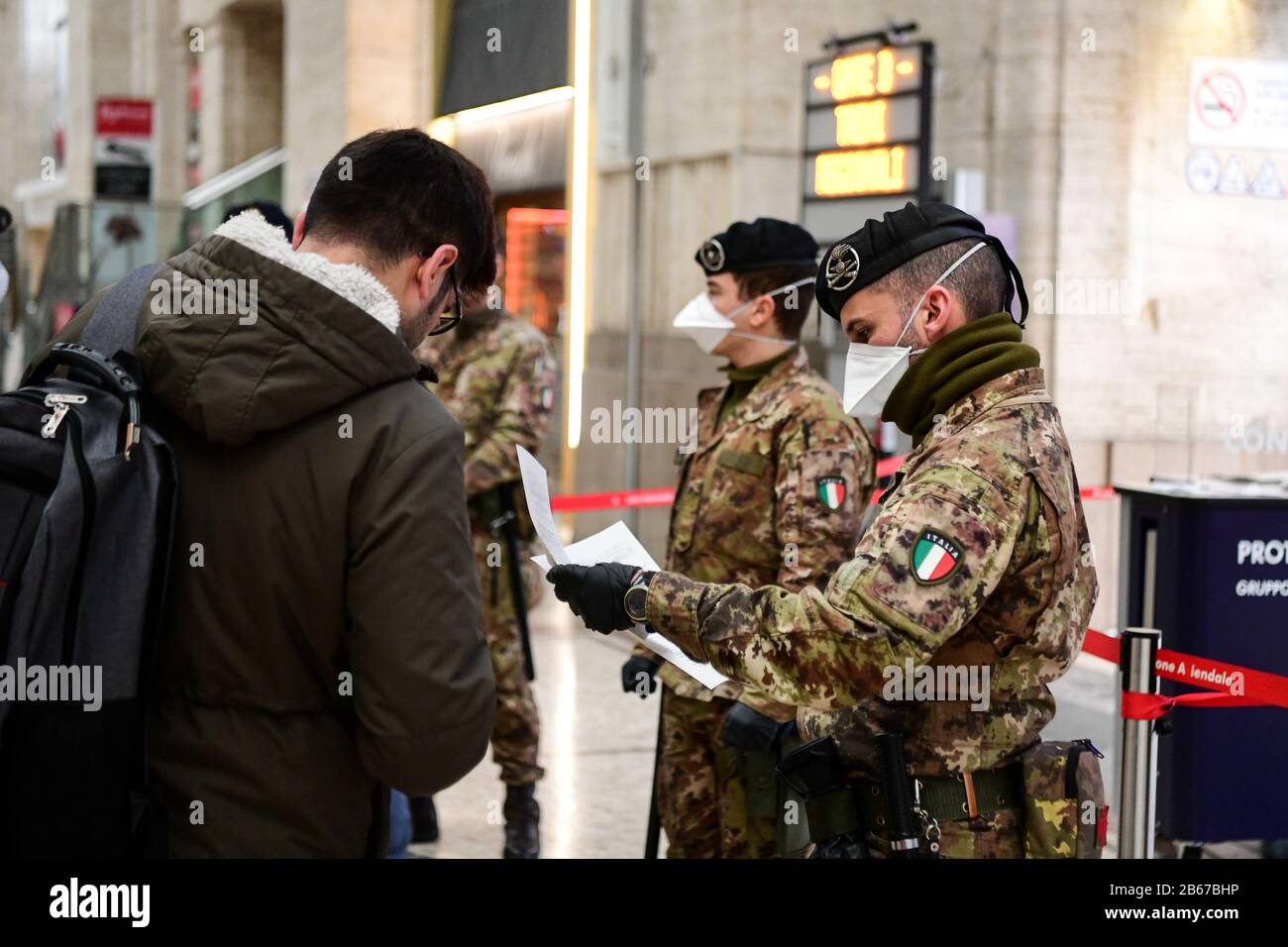 Milano, Italia - 10 marzo 2020: Il personale militare italiano e gli agenti di polizia che indossano mascherine protettive controllano i passeggeri in partenza dalla Stazione Centrale in quanto vengono adottate nuove misure restrittive per contenere lo scoppio del Coronavirus COVID-19 credito: Piero Cruciatti/Alamy Live News Foto Stock