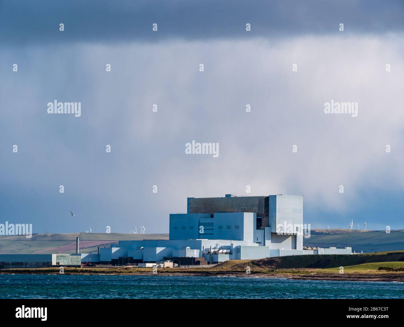 Centrale nucleare Torness con cielo tempestoso, costa orientale Lothian, Scozia, Regno Unito Foto Stock