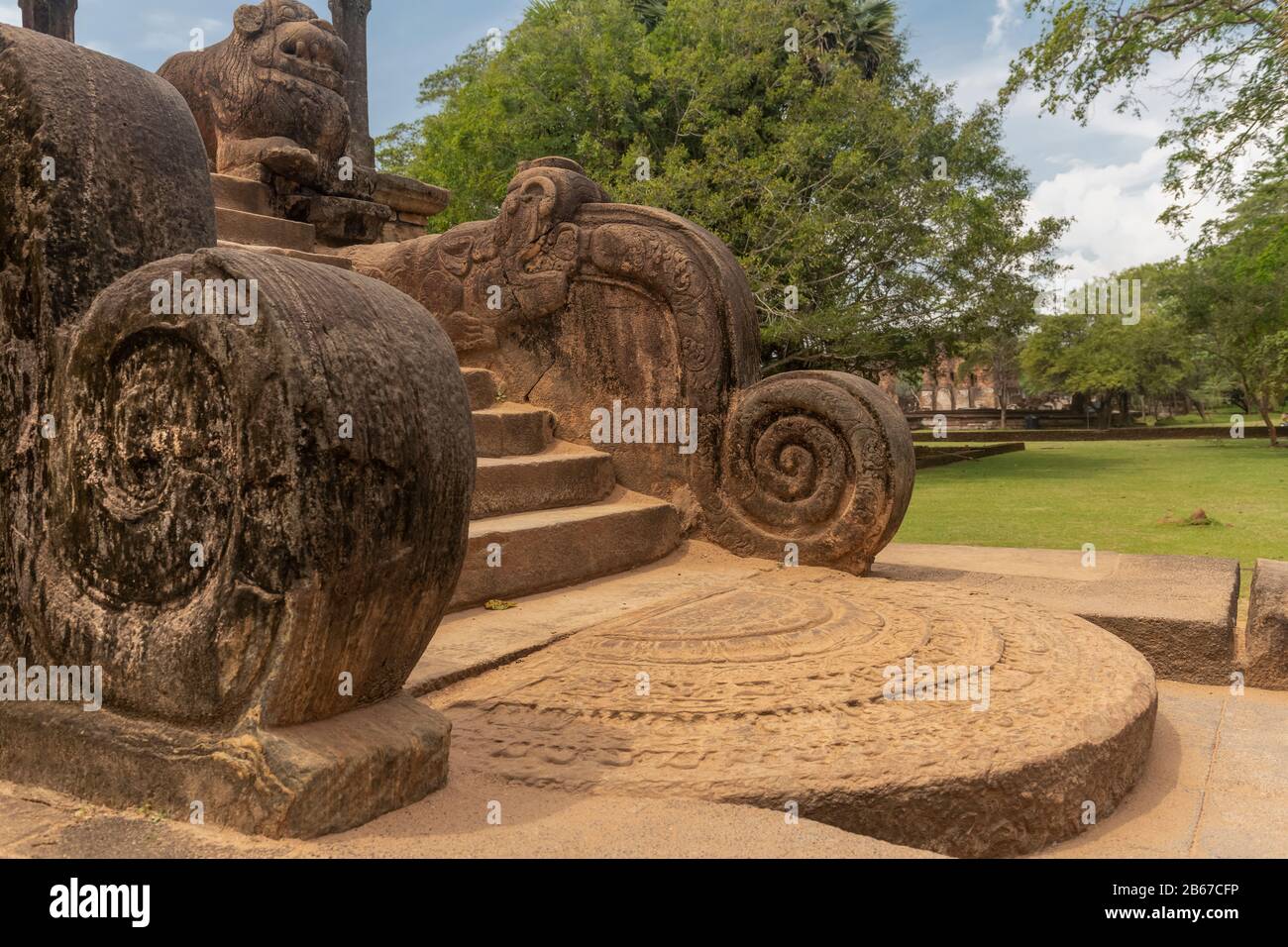 Gli antichi resti di un monastero buddista presso l'antica città di Polonnaruwa nella provincia centrale di Sri Lanka. Foto Stock