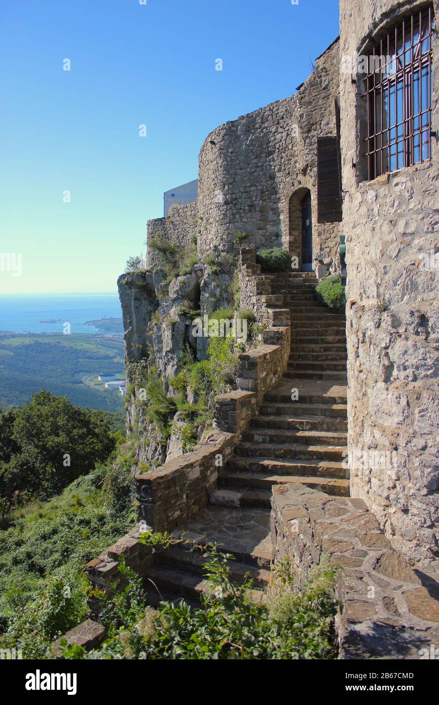 Scalinata d'ingresso al castello di Socerb, zona di Trieste, costa slovena e italiana, sentiero Alpe-Adria, Mediterraneo e Europa centrale Foto Stock