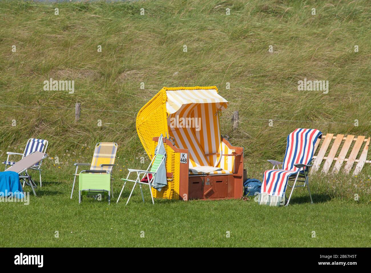 Sedia da spiaggia e sedie su prato con dune a Cuxhaven-Duhnen, Nordseeheilbad Cuxhaven, Bassa Sassonia, Germania, Europa Foto Stock