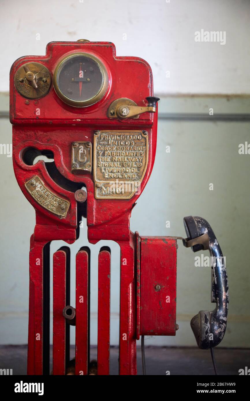 Sistema a blocchi di segnalazione vintage realizzato in Inghilterra all'interno della stazione ferroviaria di Pardo, Argentina. Foto Stock