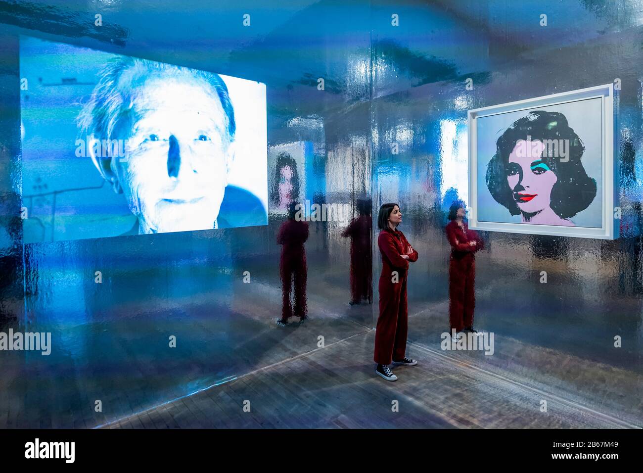 Silver Liz e la sua serie di test su schermo - Andy Warhol espositore alla Tate Modern. Questa nuova mostra - la prima in galleria da quasi 20 anni - offre una rara visione personale di come Warhol e il suo lavoro hanno segnato un periodo di trasformazione culturale. Oltre alle sue famose immagini pop di Marilyn Monroe, Coca-Cola e Campbell's Soup Cans, la mostra presenta un'opera mai vista prima nel Regno Unito, tra cui il più grande gruppo mai visto della serie di Signore e Signori di Warhol. Credito: Guy Bell/Alamy Live News Foto Stock