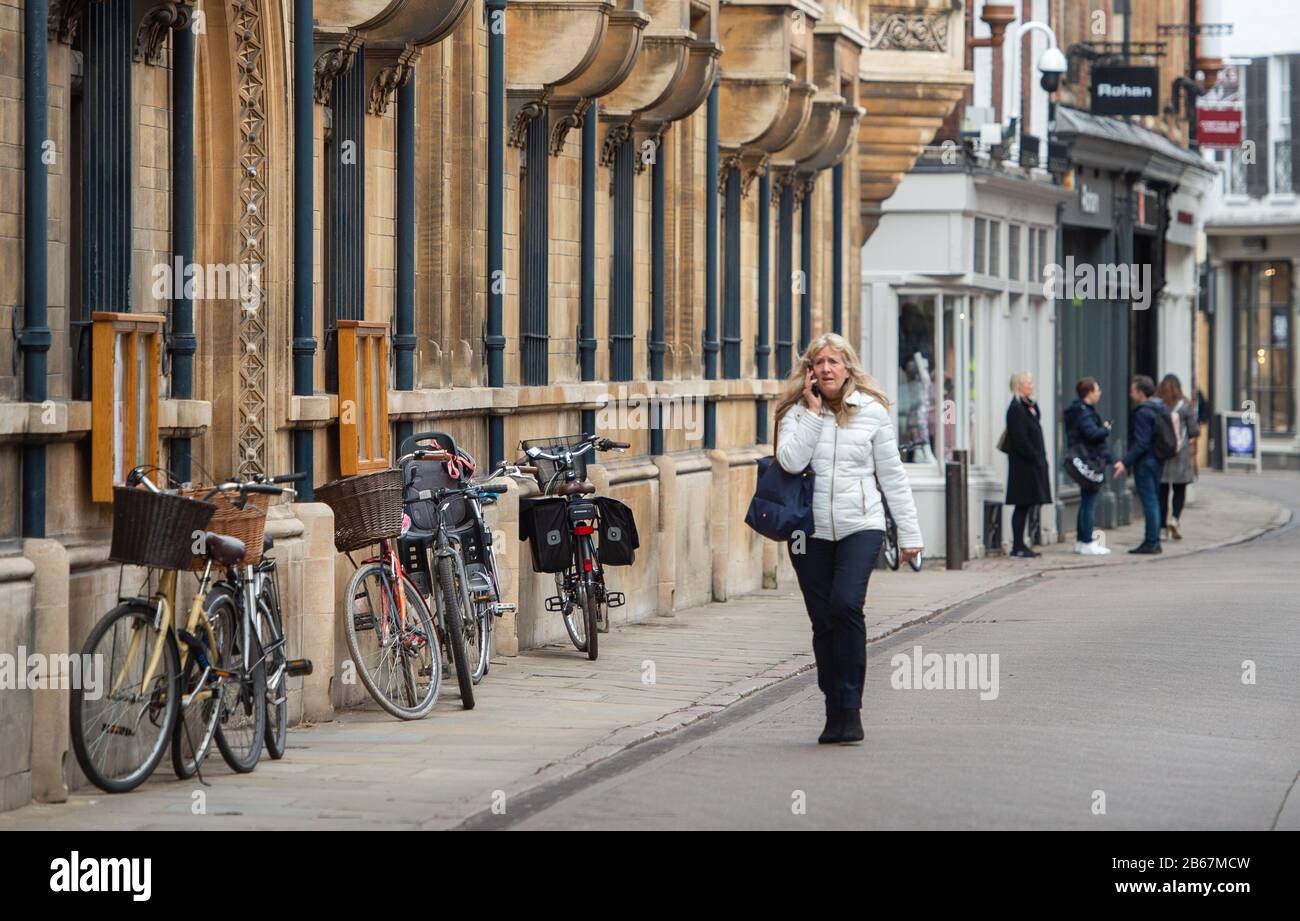 Trinity Street a Cambridge, come la città sente gli effetti del Coronavirus focolaio con molti turisti che soggiornano lontano da località popolari in tutto il Regno Unito. Foto Stock