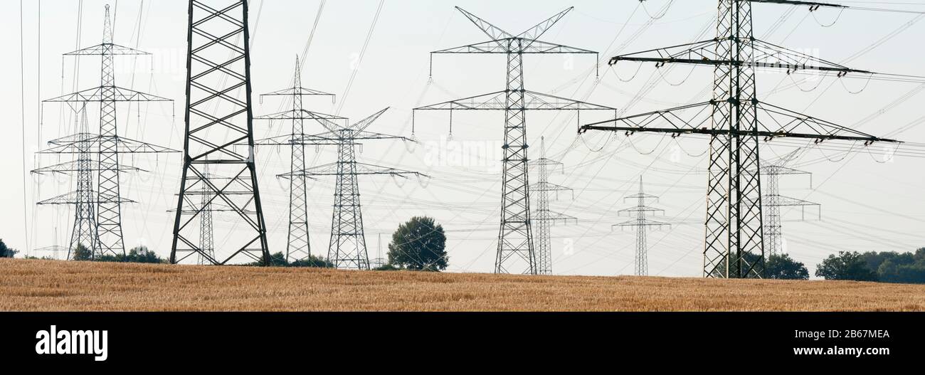 Panorama von Hochspannungsmasten einer Stromleitung Foto Stock