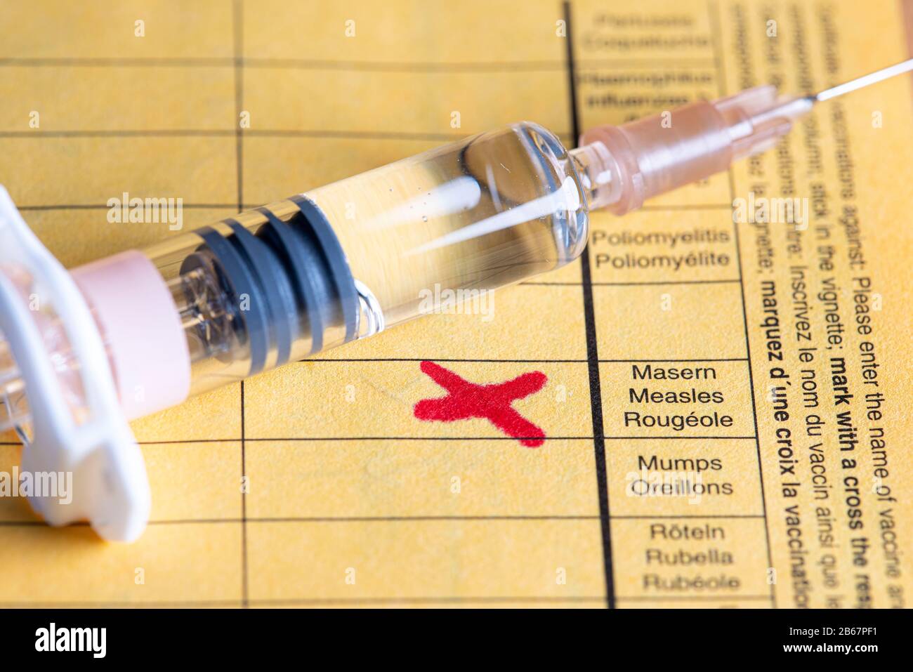 Vaccinazione contro il morbillo, scheda di vaccinazione, siringa con vaccino contro il morbillo, immagine simbolica, Foto Stock