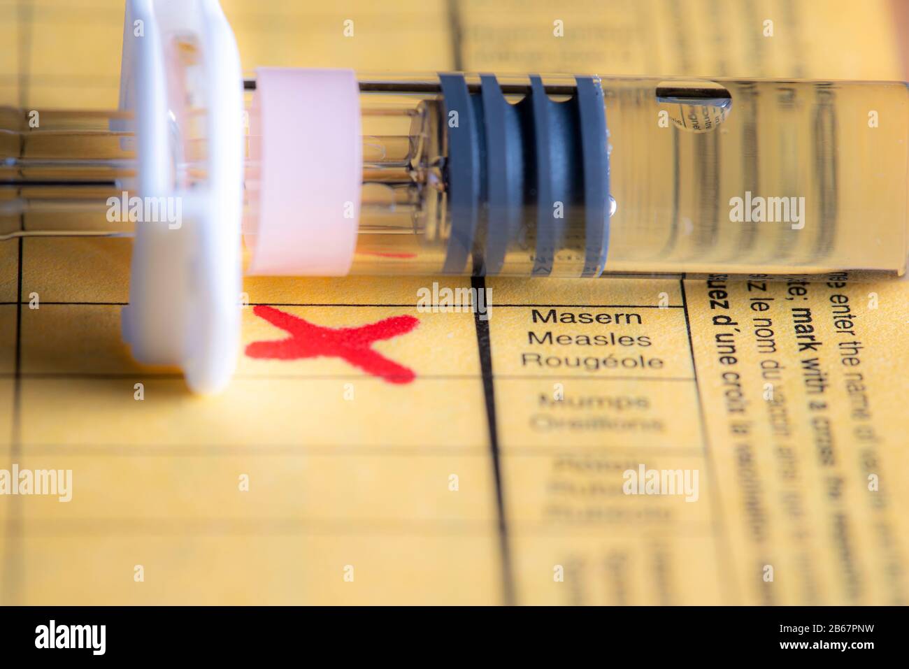 Vaccinazione contro il morbillo, scheda di vaccinazione, siringa con vaccino contro il morbillo, immagine simbolica, Foto Stock