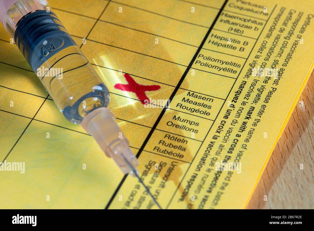 Vaccinazione contro il morbillo, scheda di vaccinazione, siringa con vaccino contro il morbillo, immagine simbolica, Foto Stock