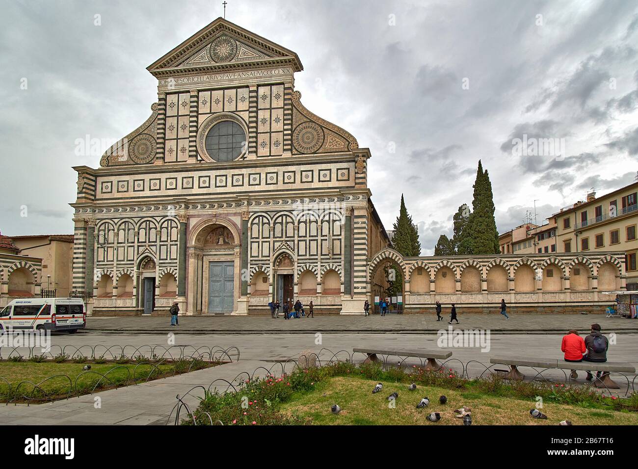 FIRENZE CHIESA DI SANTA MARIA NOVELLA ESTERNO CON TURISTI FUORI DALL'EDIFICIO E IN PIAZZA DI SANTA MARIA Foto Stock