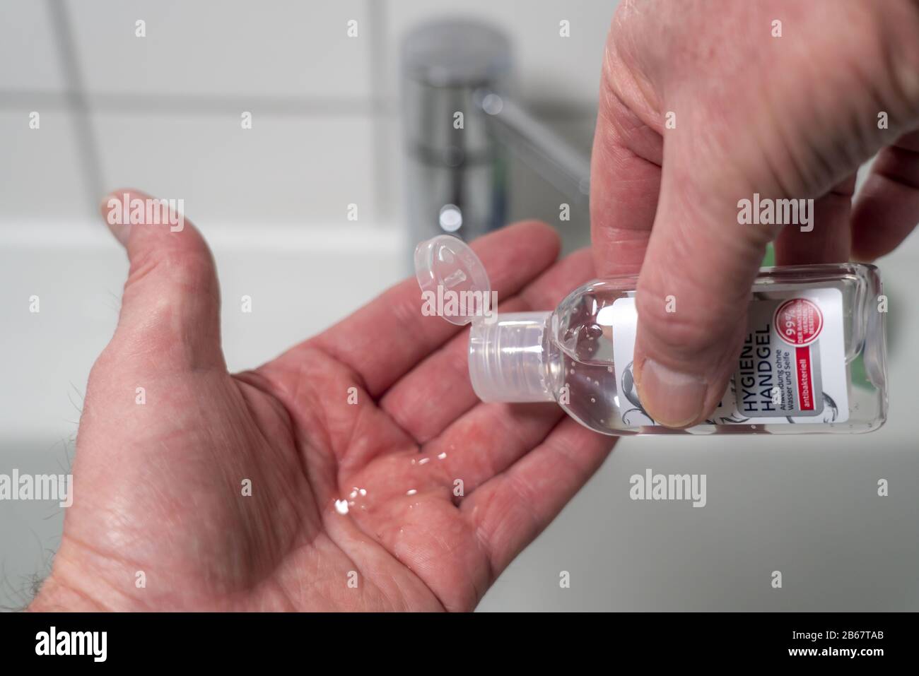 Igiene domestica, mani di lavaggio, gel igienico per le mani, Foto Stock