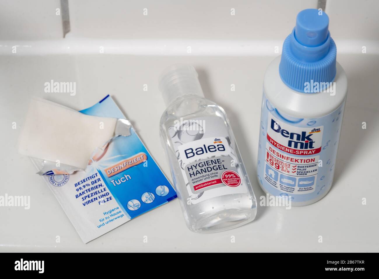 Igiene domestica, mani di lavaggio, gel igienico per le mani, spray per la disinfezione, panno per la disinfezione, Foto Stock