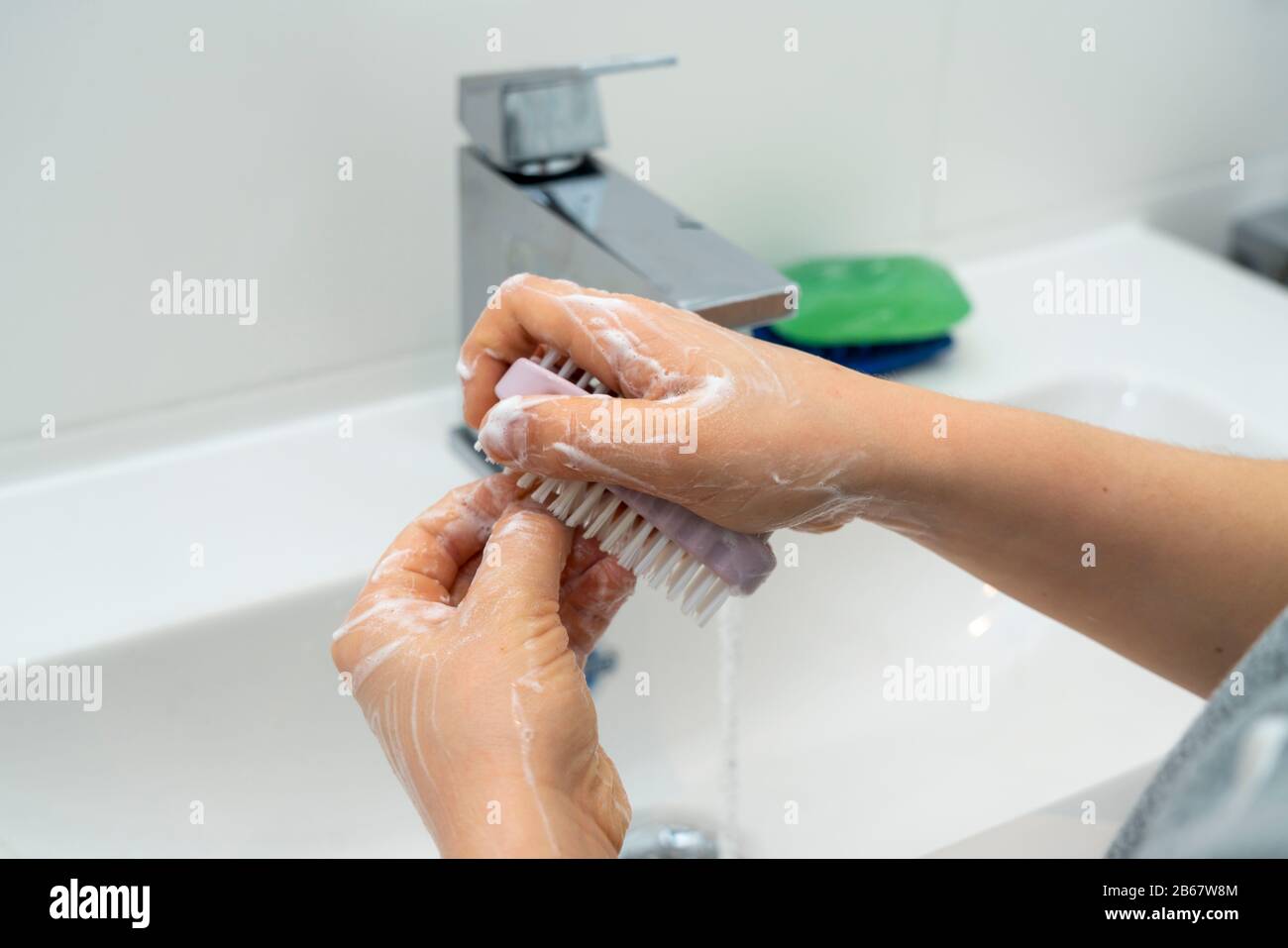HŠusliche Hygiene, HŠnde waschen, mit einem StŸck Seife, NagelbŸrste, Junge 9 Jahre alt, Foto Stock