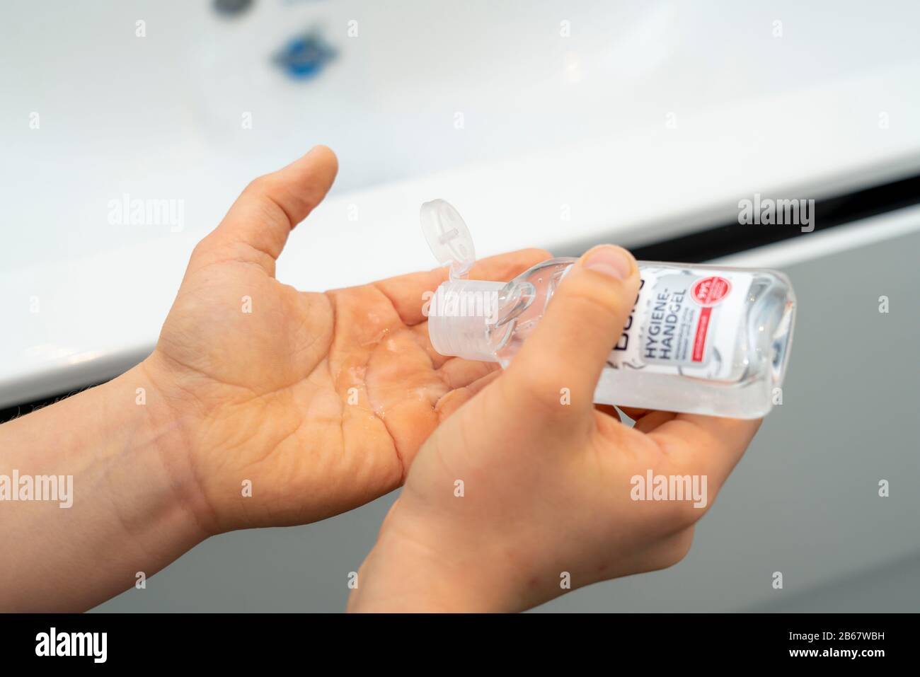 Igiene domestica, lavarsi le mani con un gel di lavaggio, ragazzo di 9 anni, Foto Stock