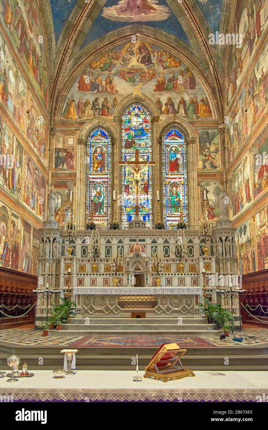 FIRENZE CHIESA DI SANTA MARIA NOVELLA LA CAPPELLA TORNABUONI E L'ALTARE DI MARMO Foto Stock