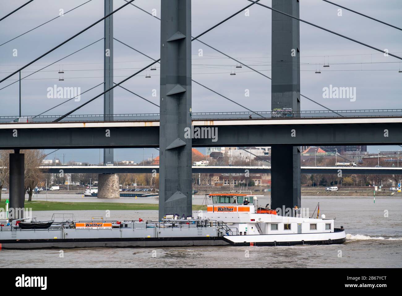 Fiume Reno vicino a DŸsseldorf, RheinkniebrŸcke, navi da carico, Foto Stock