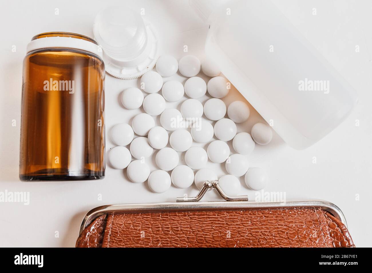 Farmaci e pillole e una borsa sul bianco Foto Stock