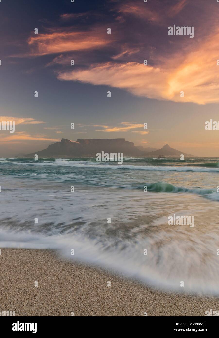 Bloubergstrand spiaggia con Table Mountain in background al tramonto, Cape Town, Western Cape, Sud Africa Foto Stock
