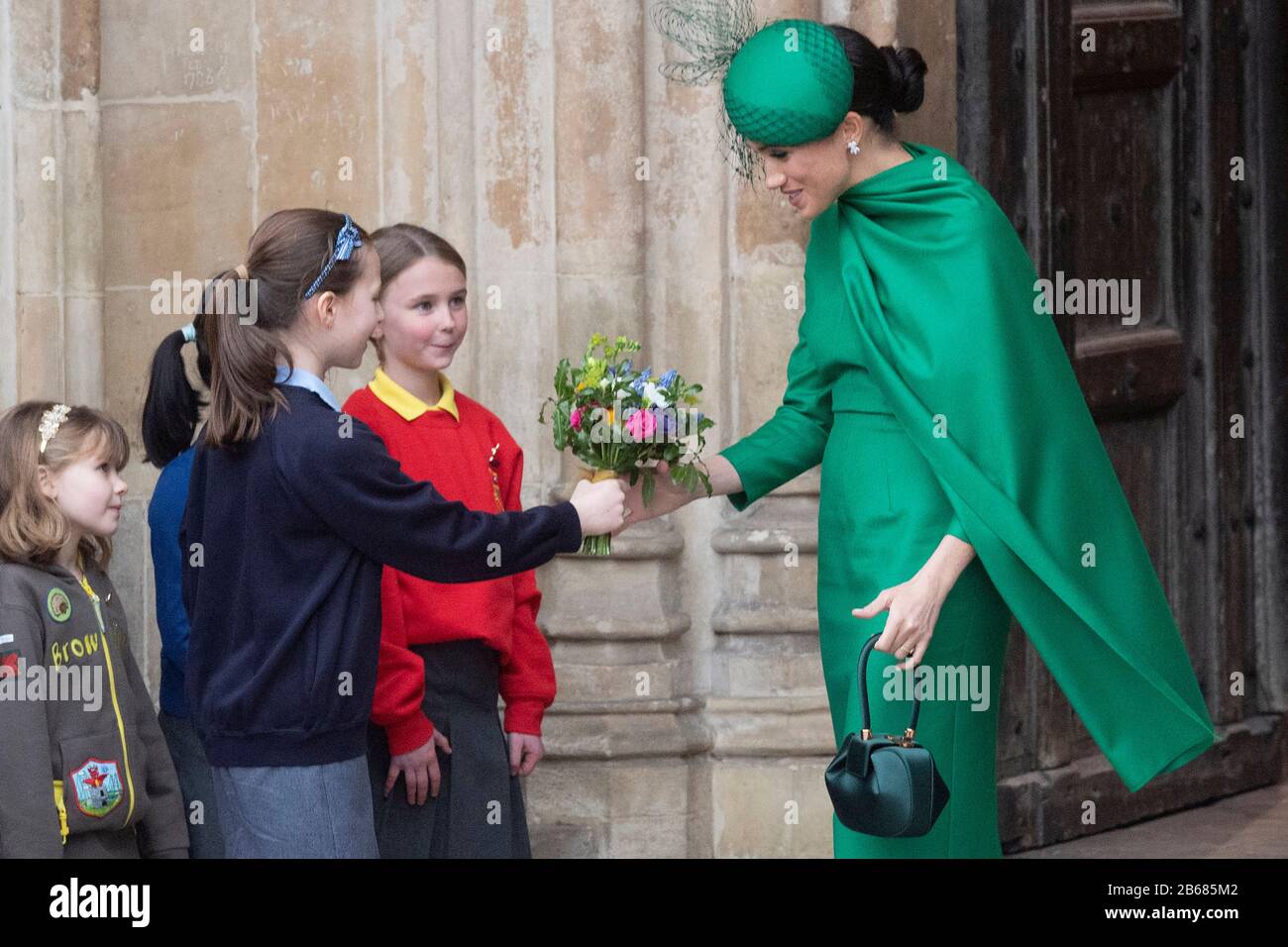 Londra, Gran Bretagna. 9th Mar, 2020. Meghan Markle, duchessa del Sussex, è presentato con fiori dai bambini dopo aver partecipato al Commonwealth Service annuale presso l'Abbazia di Westminster il Commonwealth Day a Londra, Gran Bretagna, 9 marzo 2020. Credito: Ray Tang/Xinhua/Alamy Live News Foto Stock