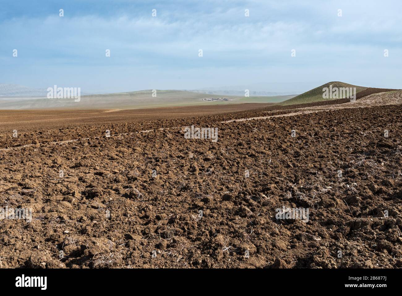 Terreno agricolo arato nella valle di montagna Foto Stock