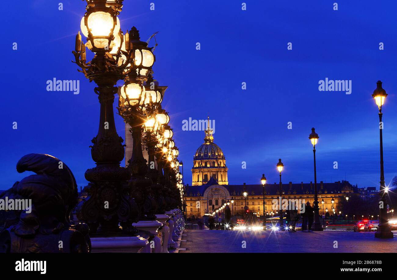 Le lampade bonze sul famoso Ponte Alexander III in serata, Parigi. Foto Stock