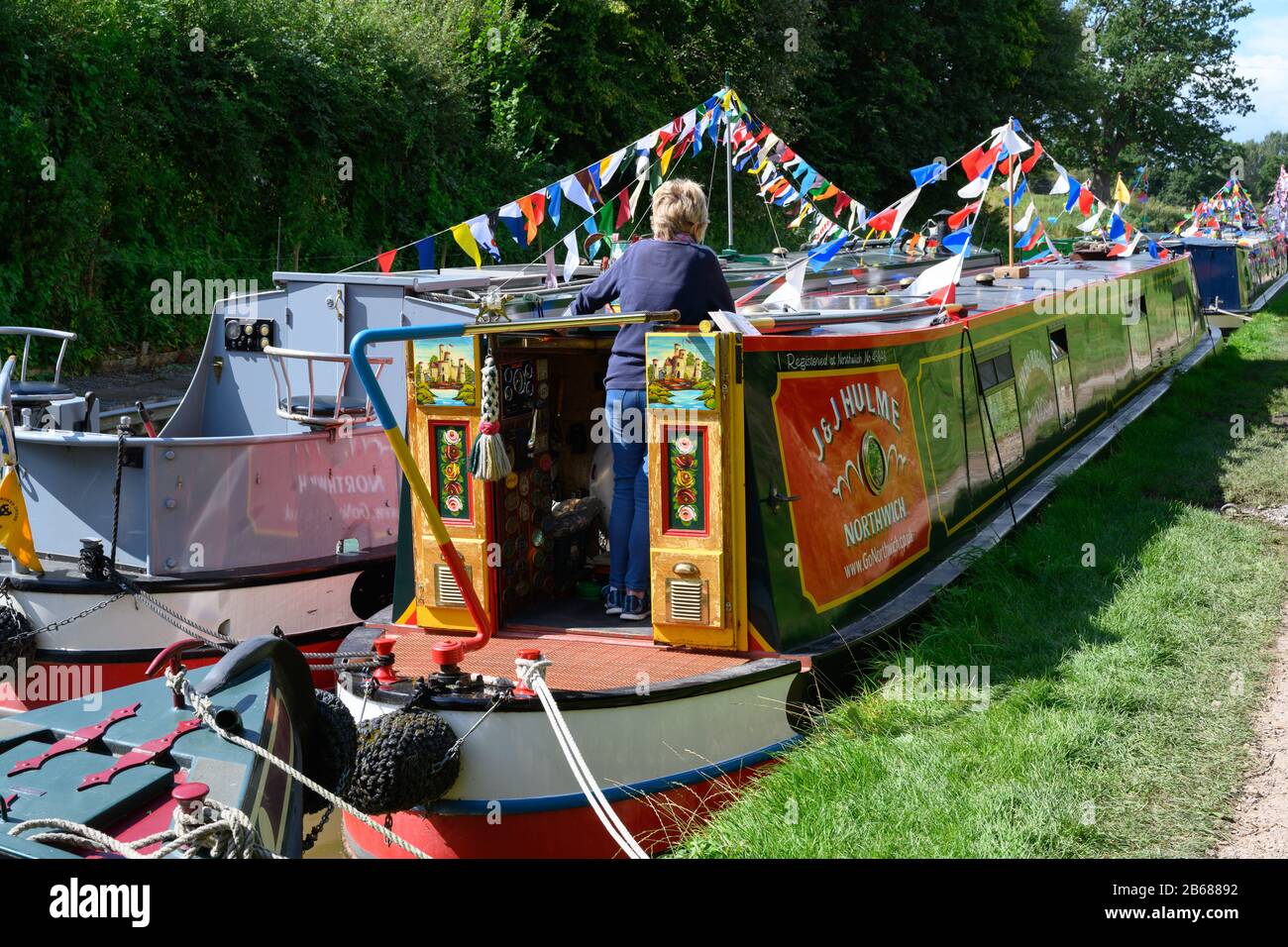 I visitatori possono godersi il bel tempo al Whitchurch Canal Festival sul Whitchurch Arm del Shropshire Union Canal nello Shropshire. Foto Stock