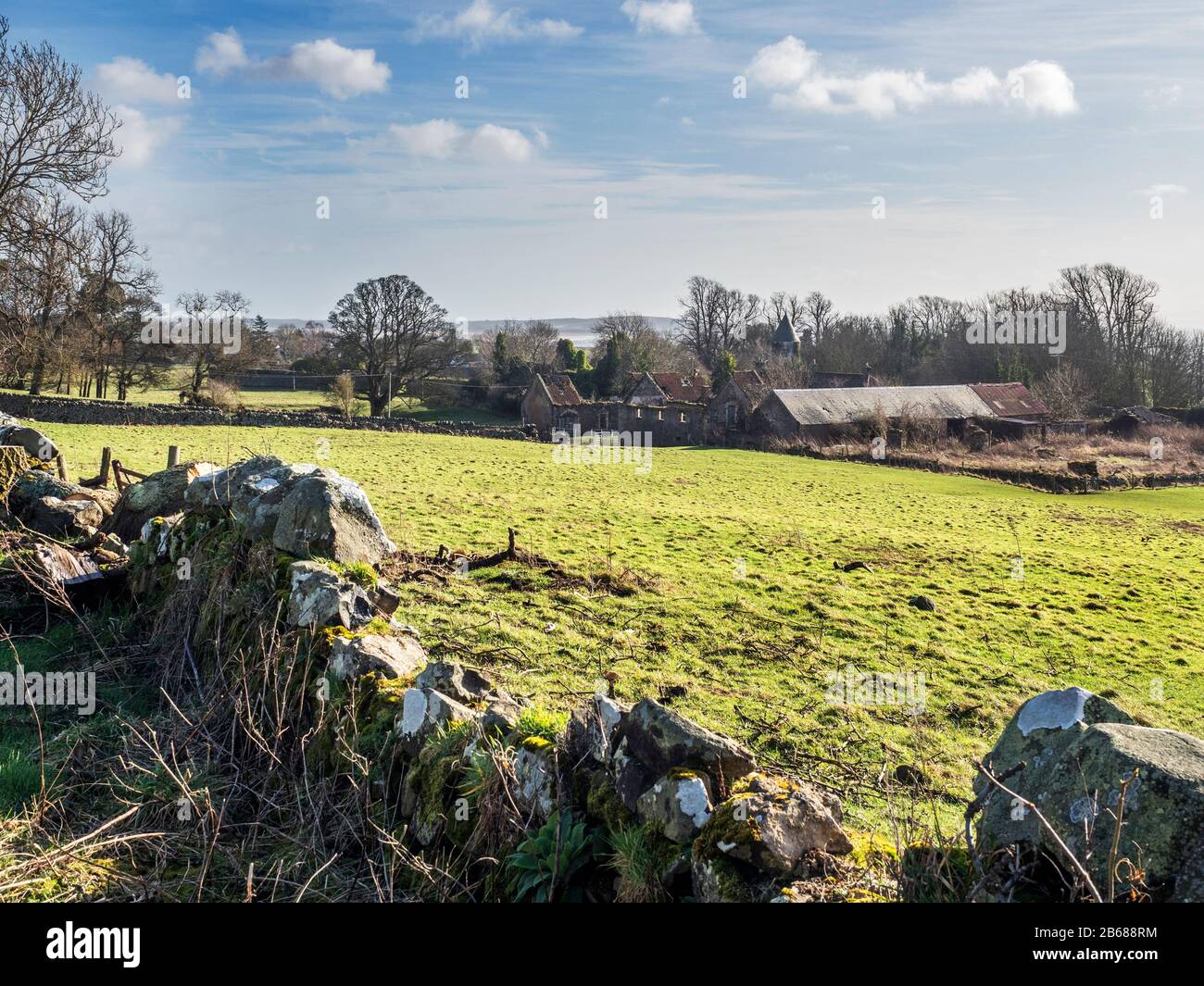 Edificio agricolo in rovina e vecchia torre in Upper Largo Fife Scotland Foto Stock