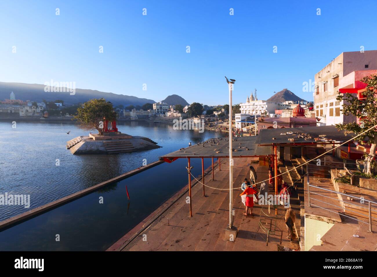 Vista panoramica del lago santo in Pushkar, India. Pushkar è una città dell'Ajmer nello stato del Rajasthan. Foto Stock