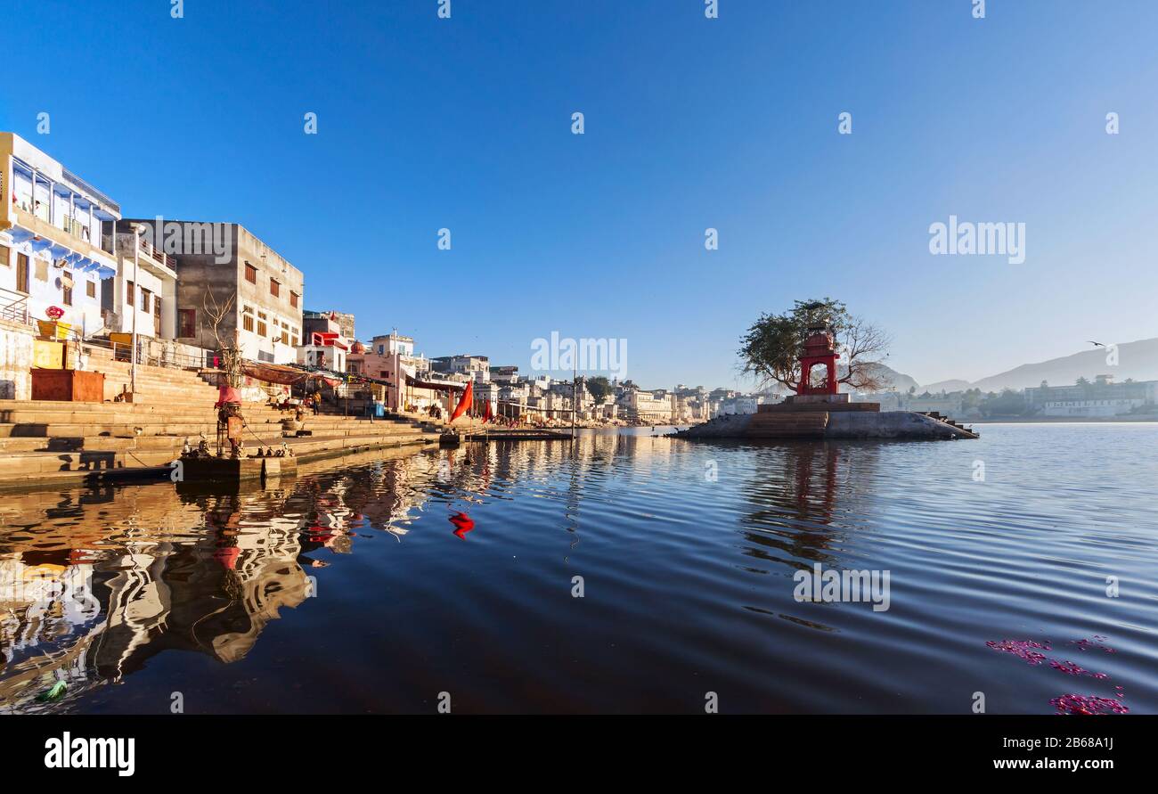 Vista panoramica del lago santo in Pushkar, India. Pushkar è una città dell'Ajmer nello stato del Rajasthan. Foto Stock