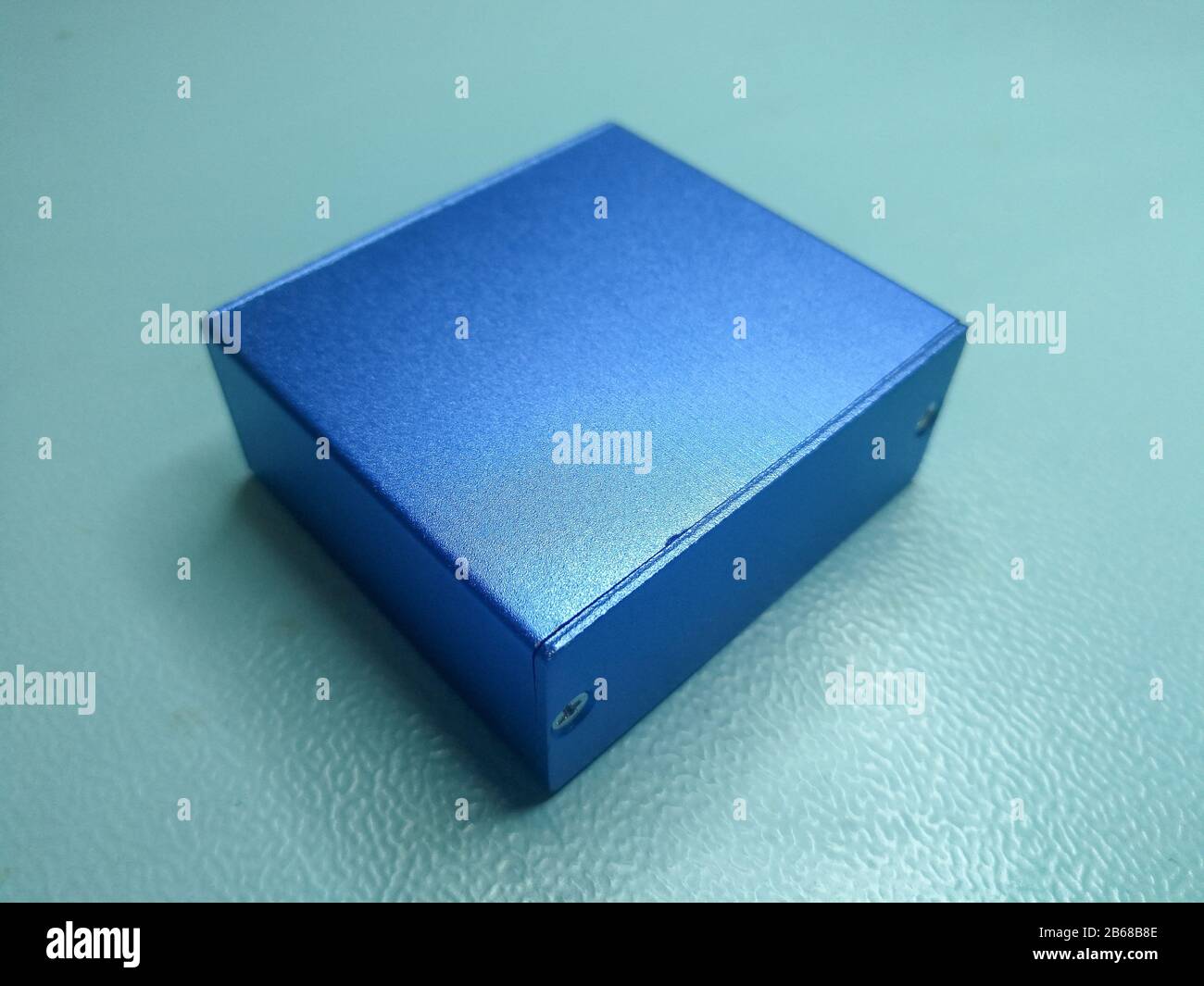 Contenitore in alluminio blu per progetti elettronici e schermatura circuito stampato Foto Stock