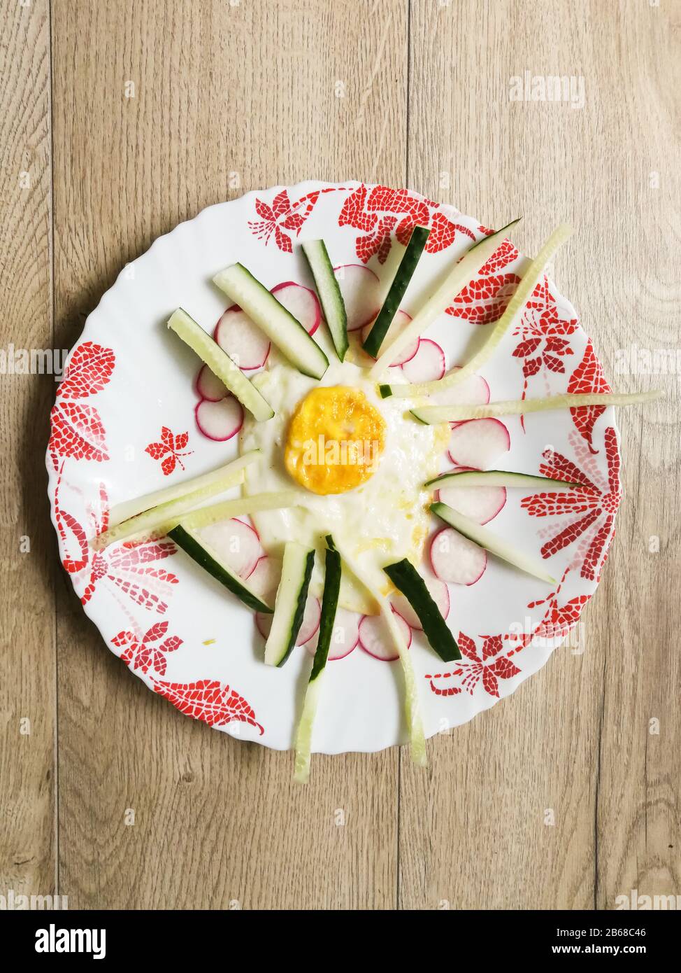 Creativo organizzato uova e verdure per la prima colazione dei bambini Foto Stock