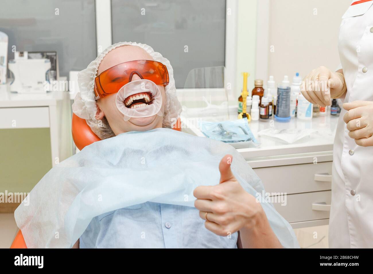 Paziente di sesso femminile con dilatazione dentale nella sua bocca il  ricevimento al medico in studio dentistico Foto stock - Alamy