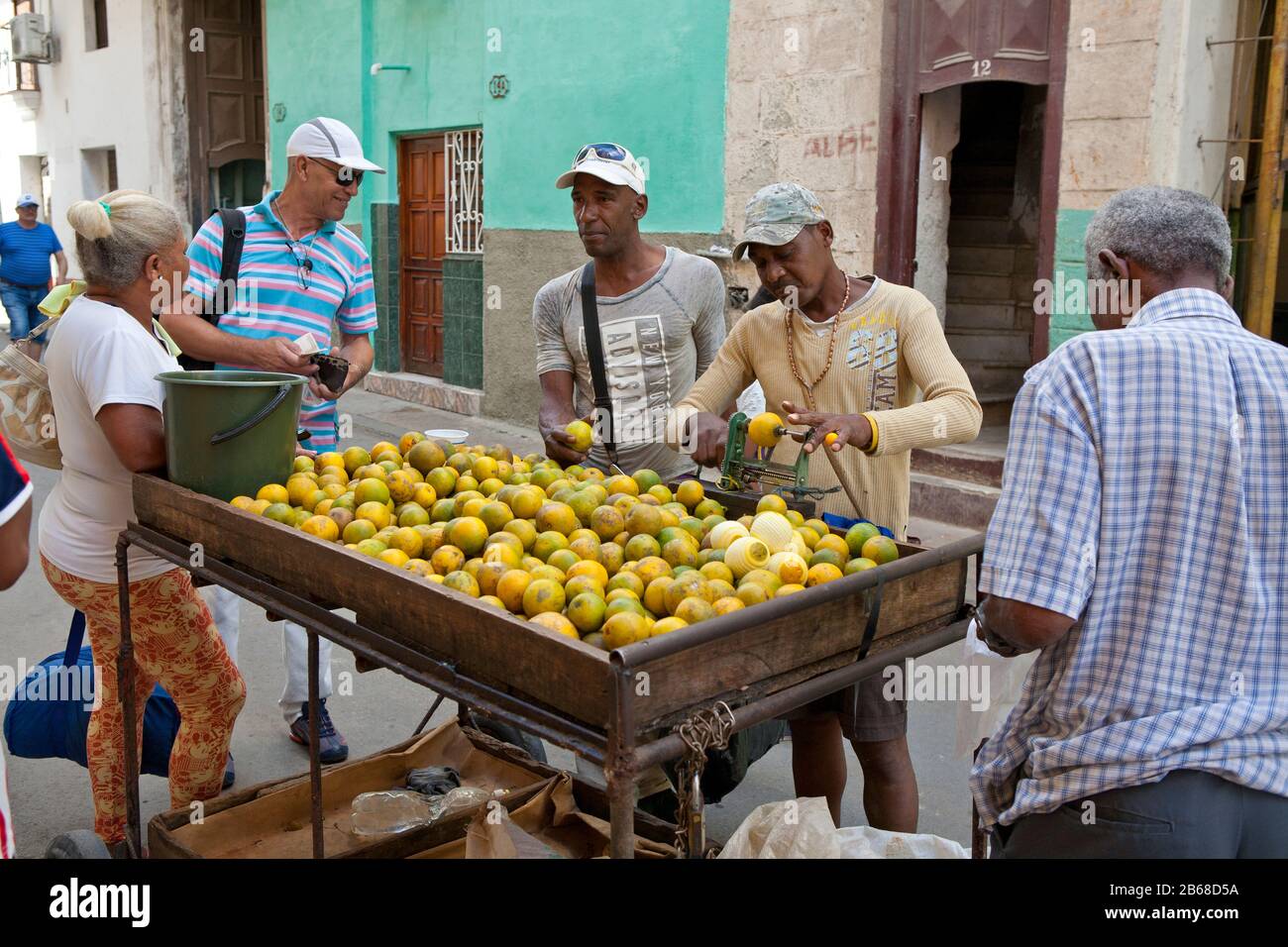 Bancarella di mercato che vende succo di limone fresco a l'Avana Cuba Foto Stock