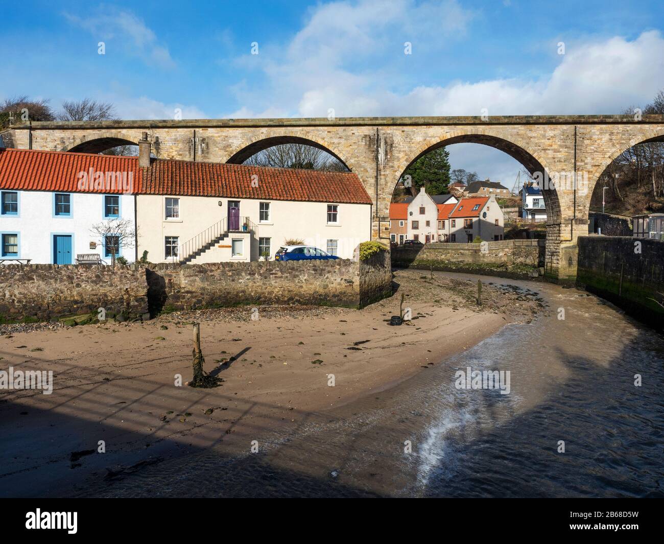 Viadotto ferroviario disusato costruito per l'Est della Fife Railway Company in Largo Inferiore Fife Scozia Foto Stock