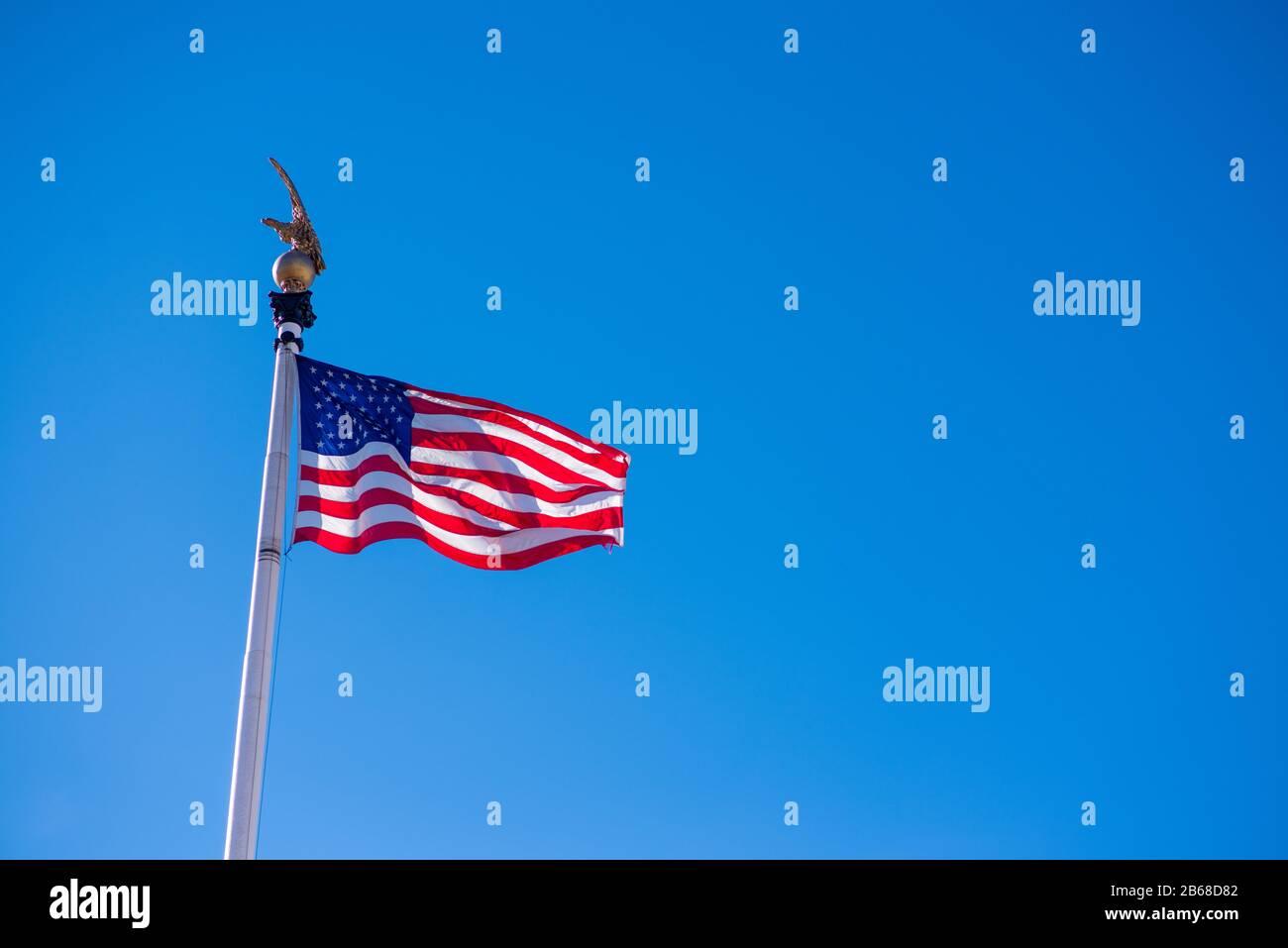 Star Spangled Banner sul palo della bandiera ondeggiante nel vento Foto Stock