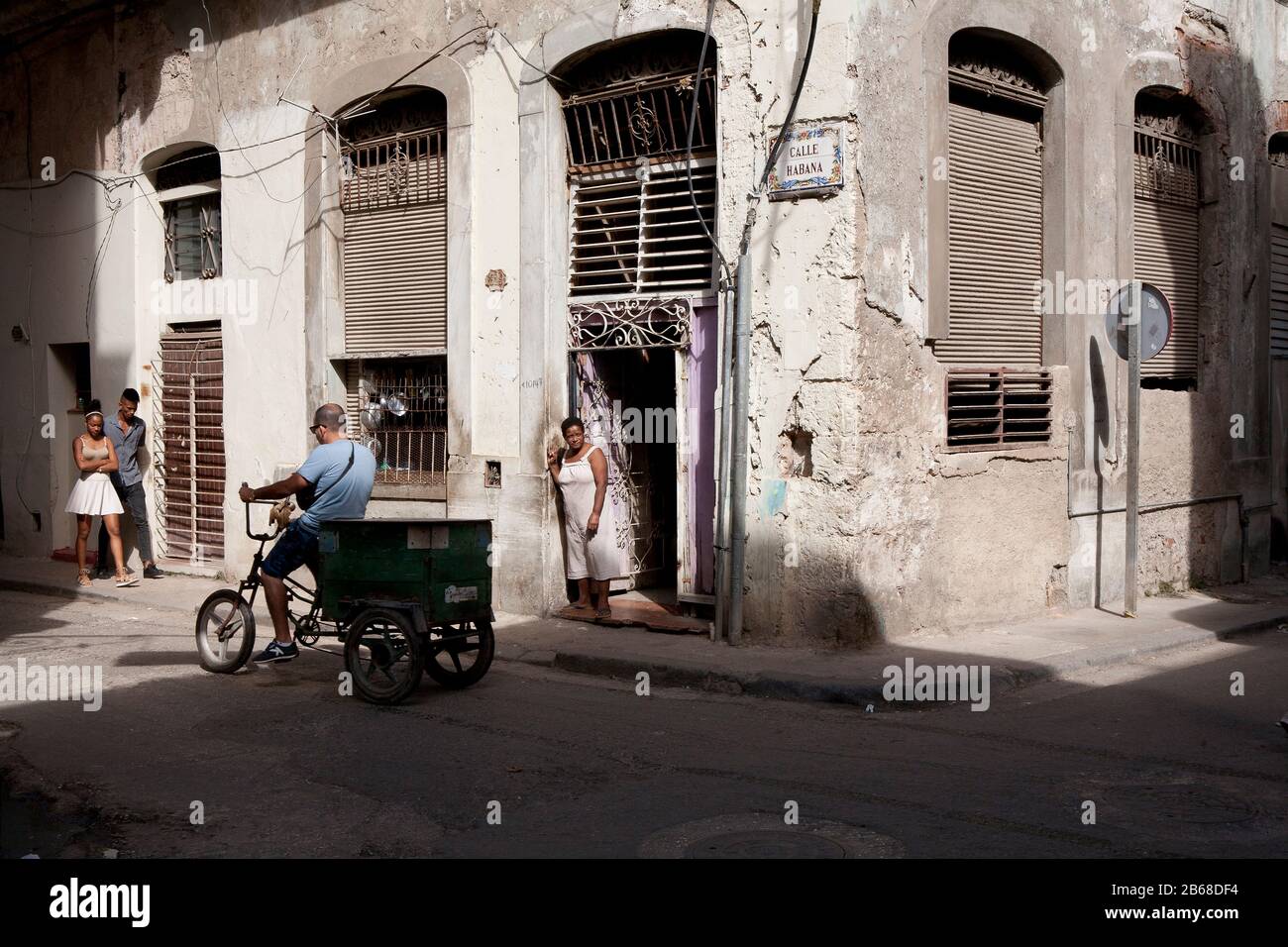 Persone in via cubana in una giornata di sole Foto Stock